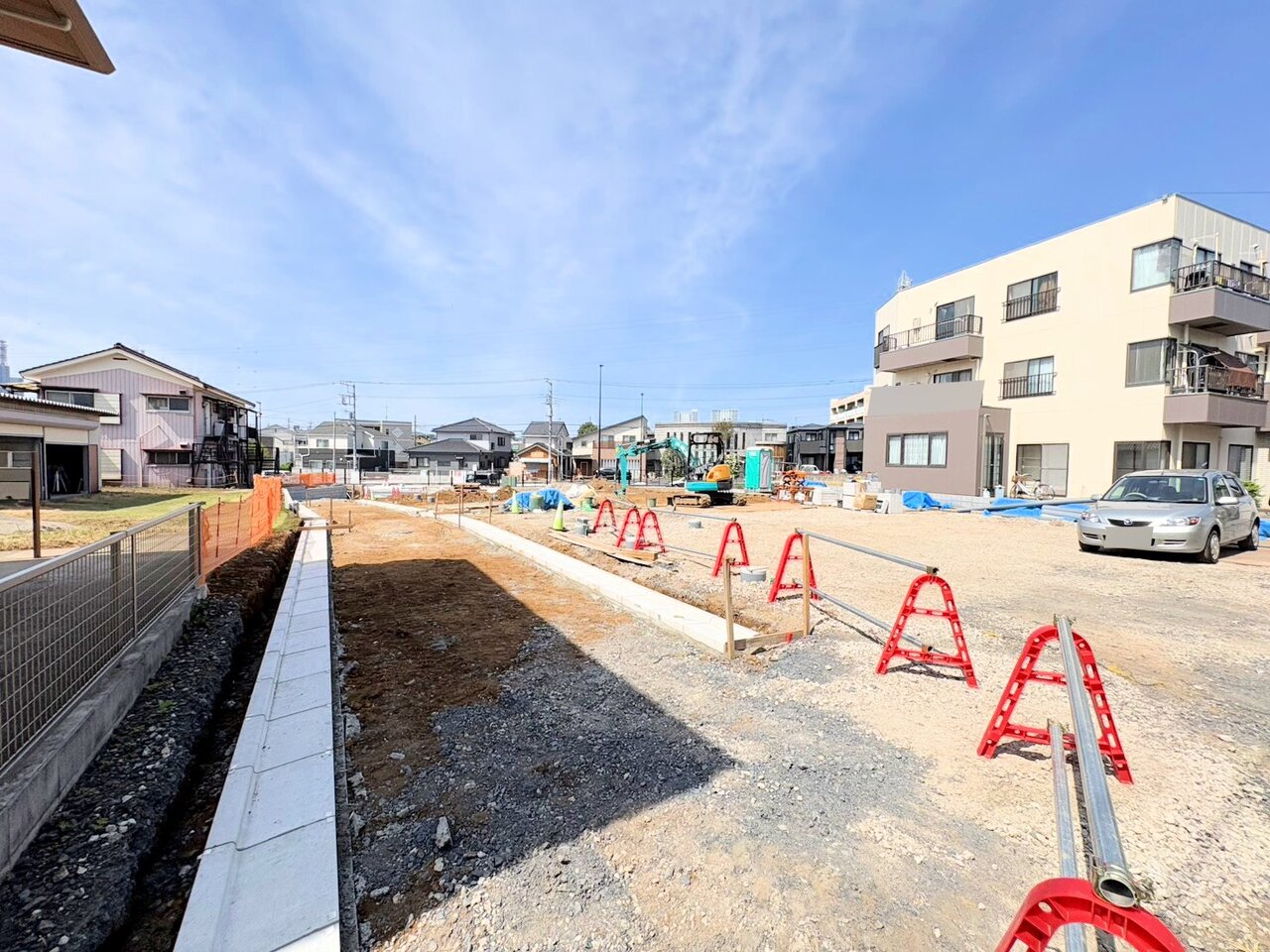 スーパーやコンビニが徒歩圏内にございます。(令和8年4月 撮影)