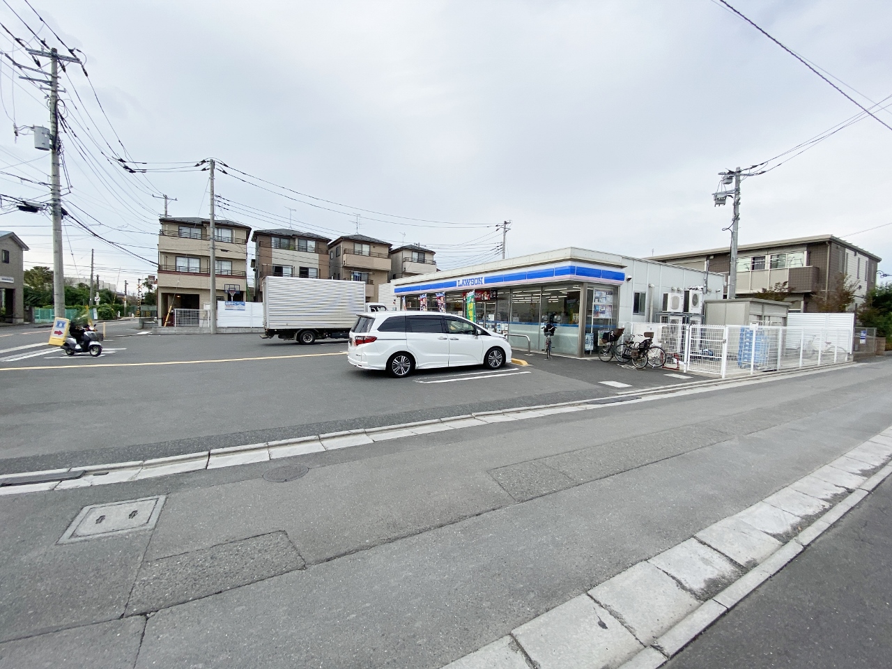 ローソン 上尾瓦葺安中店まで約130m