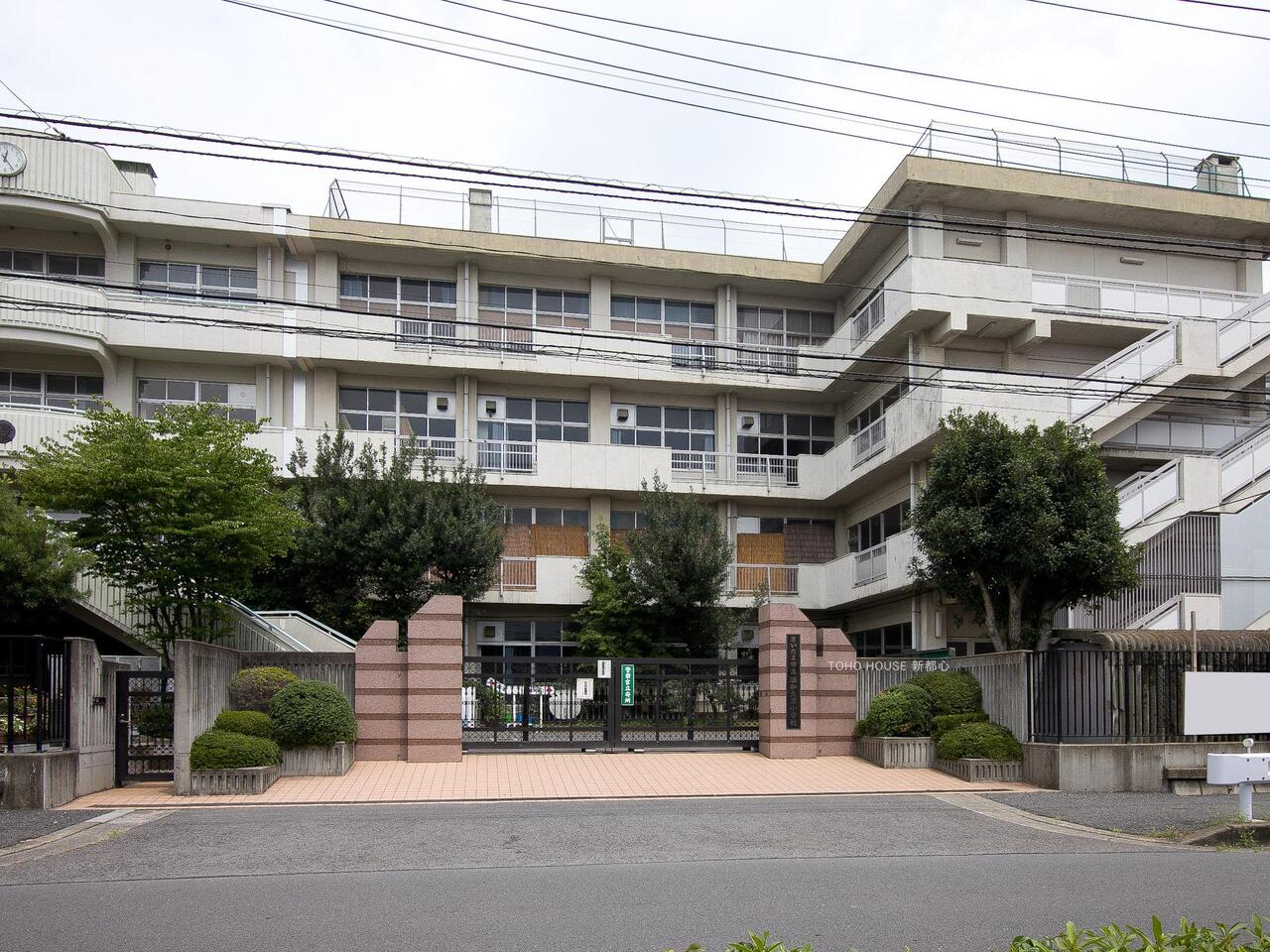 浦和大里小学校まで約650m