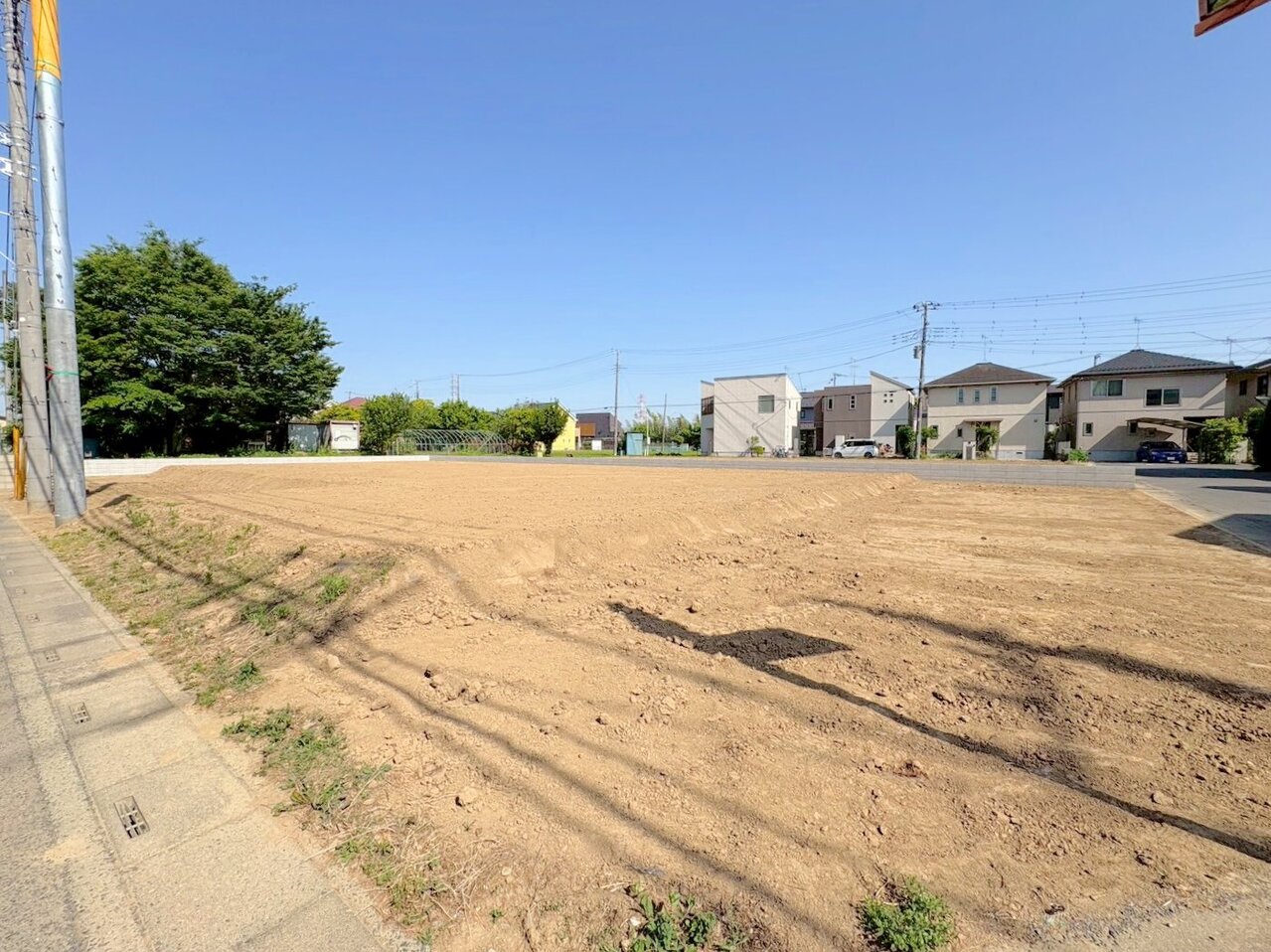 土地面積は39坪超、建築条件付きの売地です。