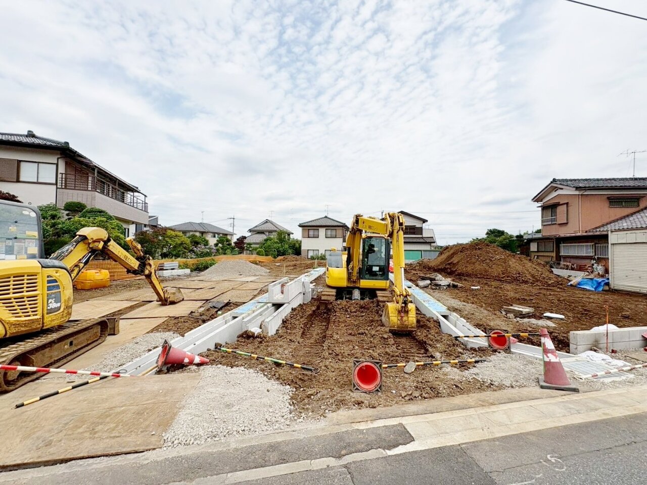 小学校まで徒歩6分、中学校まで徒歩3分の立地です。(令和8年6月 撮影)