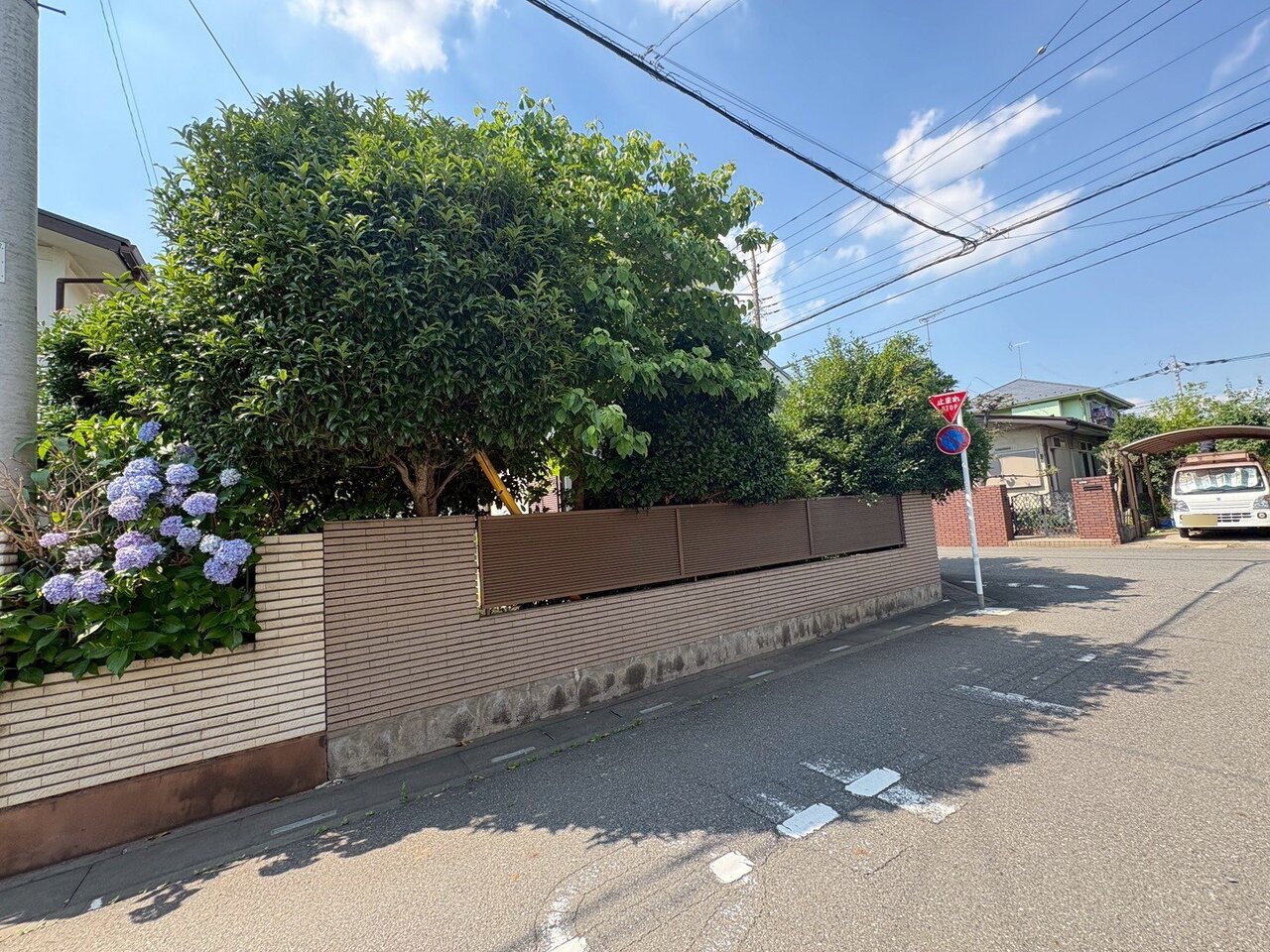 スーパーやコンビニなど、買い物施設充実の住環境。(令和8年6月 撮影)