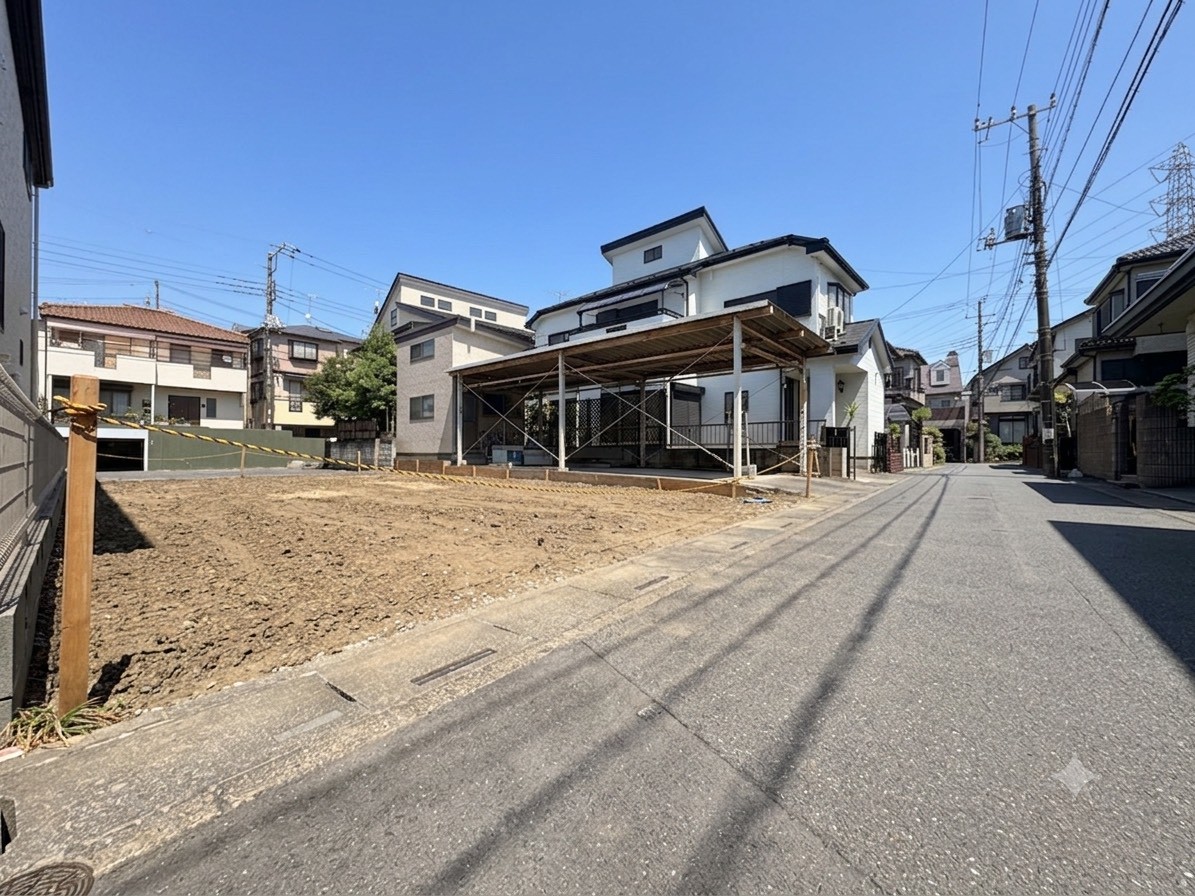 西側隣地駐車場につき陽当り良好です。