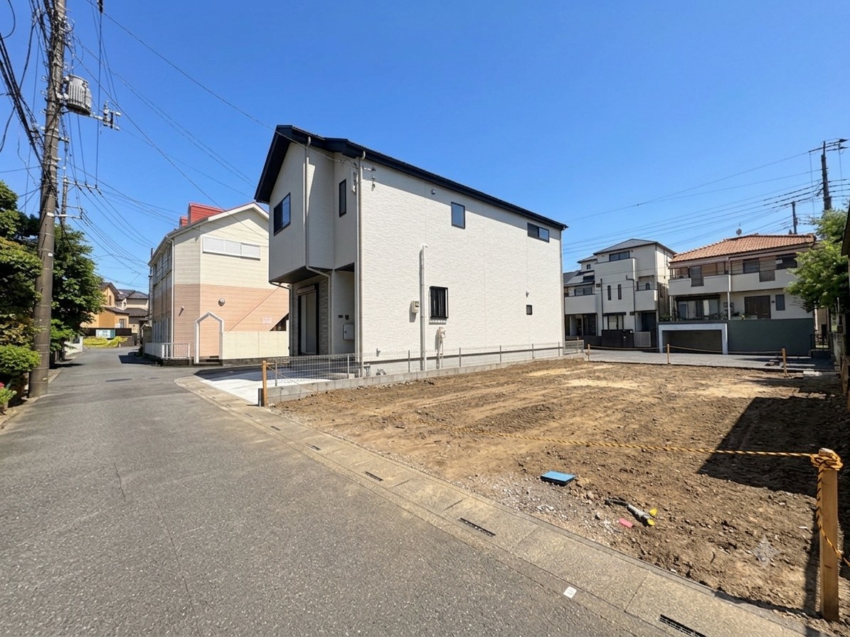 小学校まで徒歩4分、生活利便施設が徒歩圏内にございます。