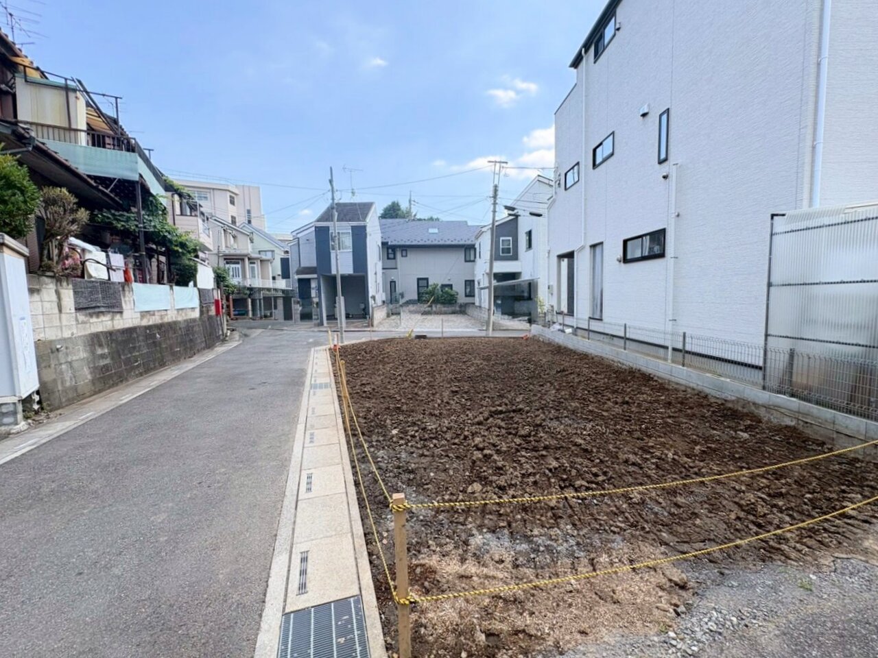 小学校まで徒歩2分、中学校まで徒歩9分でお子様の通学も安心です。