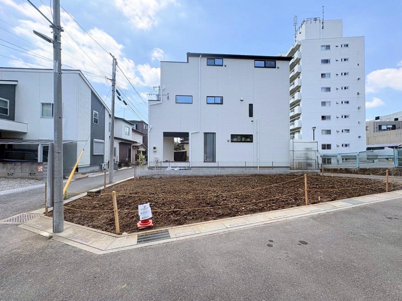 南東公道面角地で開放感のある立地です。