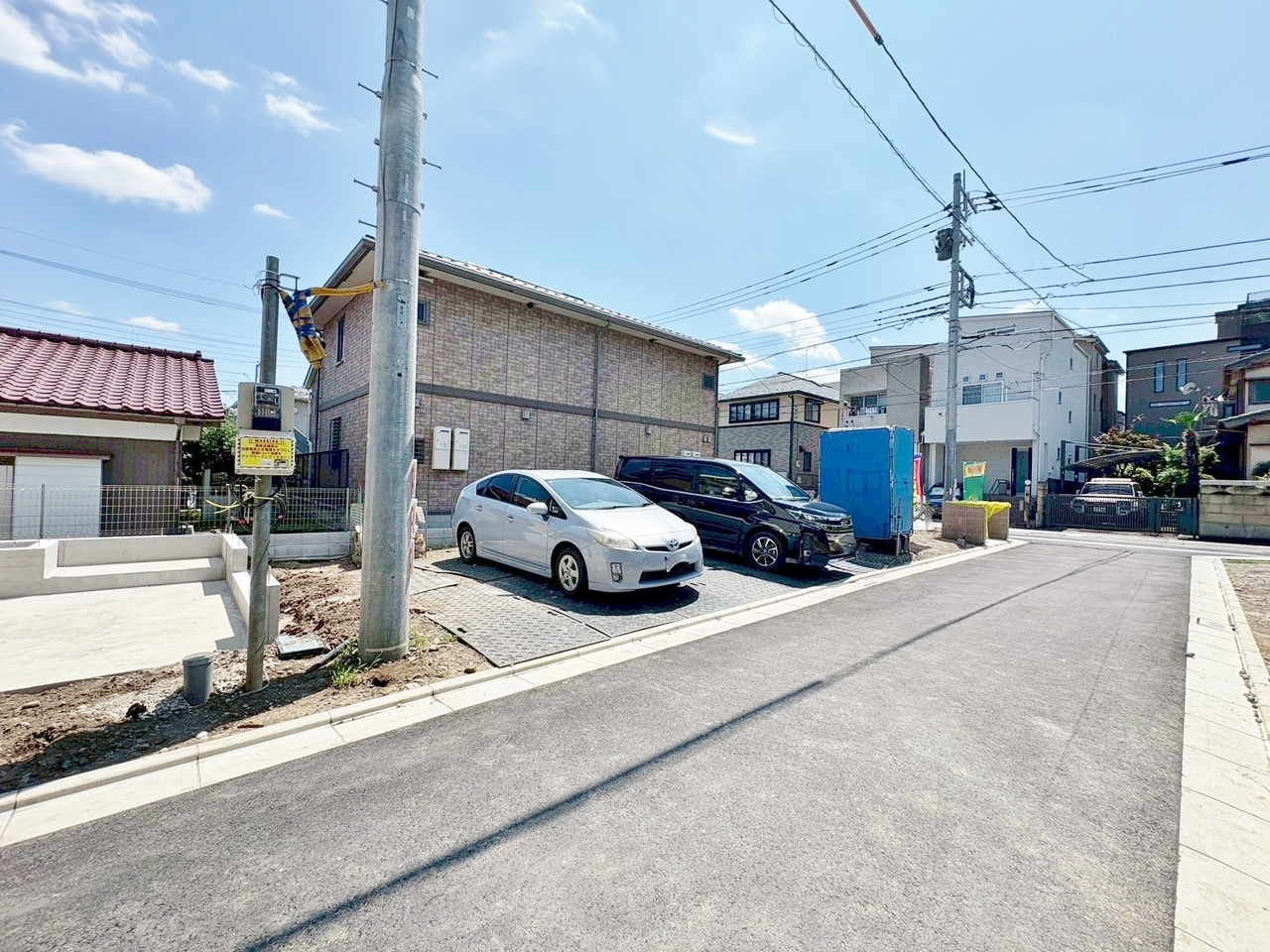 スーパーやコンビニなど、買い物施設充実の住環境。(令和8年7月撮影)