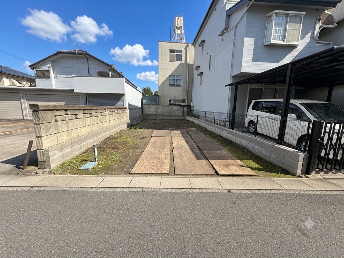 西側約5.9m公道に面しています。
