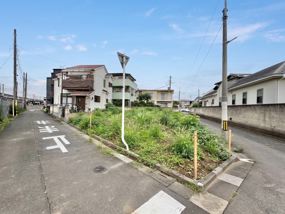 いつまでも輝き続けながら、いつしか街の風景に溶け込んでいきます。