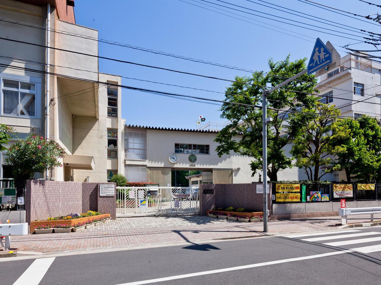 上青木南小学校まで約650m