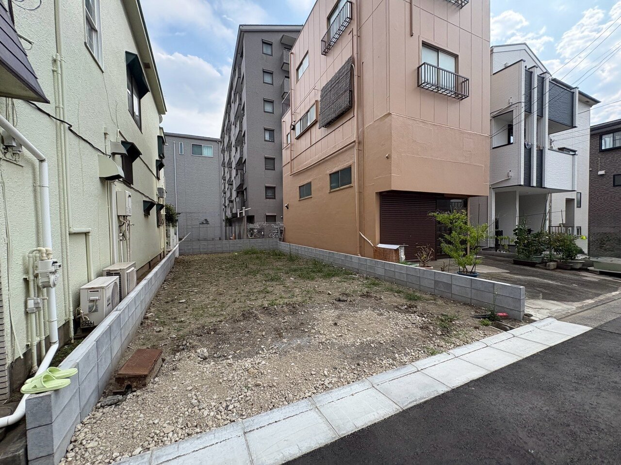 いつの時代も、利便性の高い場所の住まいは受け継がれる資産。(令和8年7月 撮影)