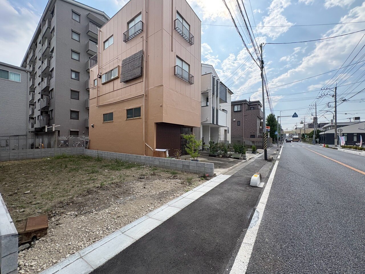 複合型大型スーパーとドラックストアが向かいにありお買い物に便利です。(令和8年7月 撮影)
