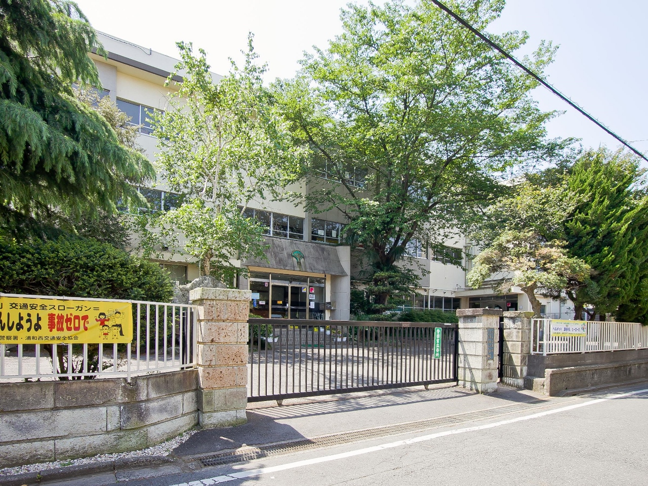 上落合小学校まで約200m