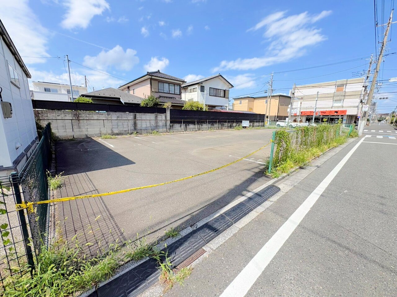 前面道路南東6ｍにつき開放感ある売地。(令和8年8月撮影)