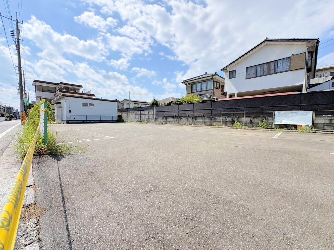 前面道路南東6ｍ、北東14ｍにつき開放感ある売地。(令和8年8月撮影)