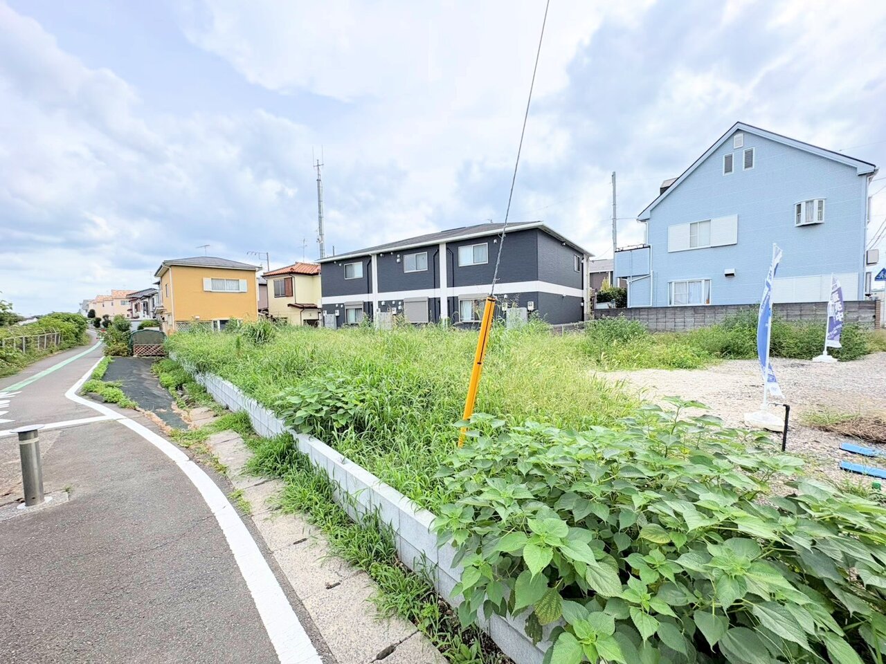 小学校まで徒歩6分、中学校まで徒歩9分の立地です。(令和8年8月撮影)