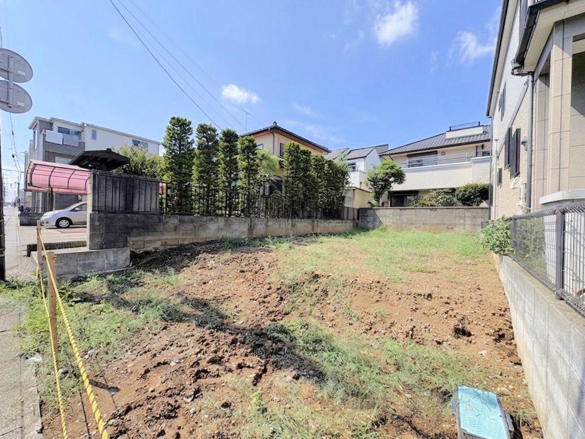 買い物便利な住環境。居住性を一段と心地よいものにしています(令和8年8月撮影)