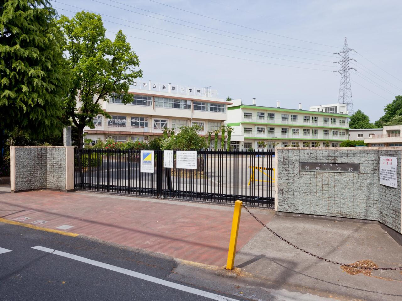 新郷小学校まで約1100m