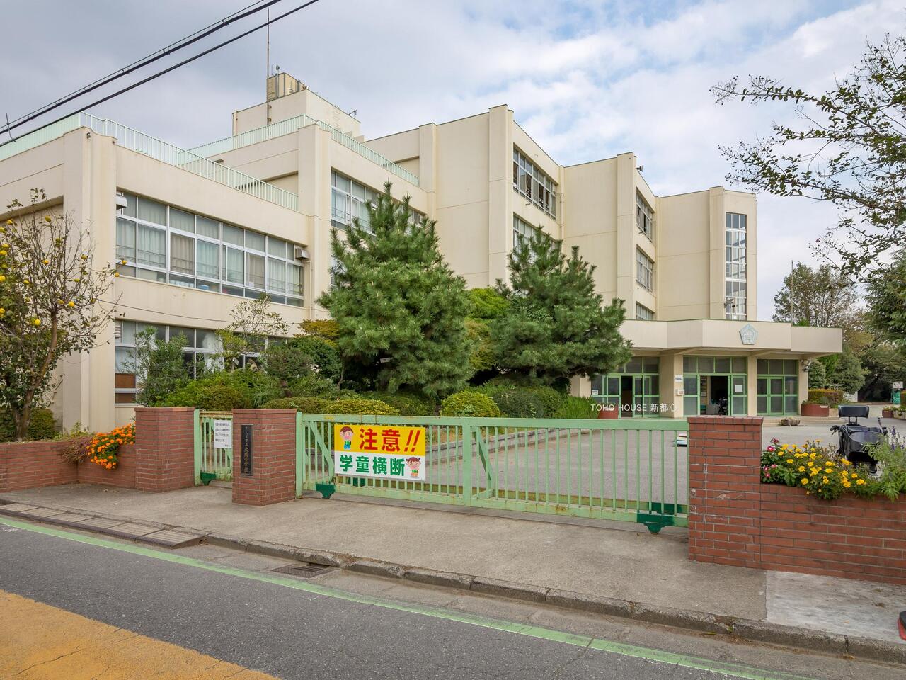 大成小学校まで約421m