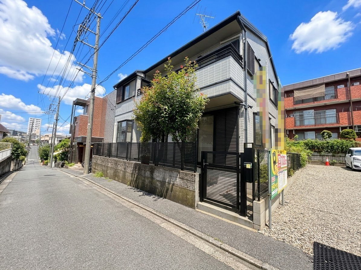 岸町小学校まで約170mで通学も安心です。(古家あり)(令和8年9月撮影)