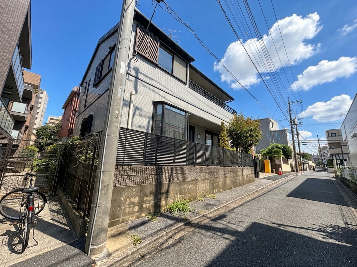 ドラッグストアが約50mにあり便利です。(古家あり)(令和8年9月撮影)