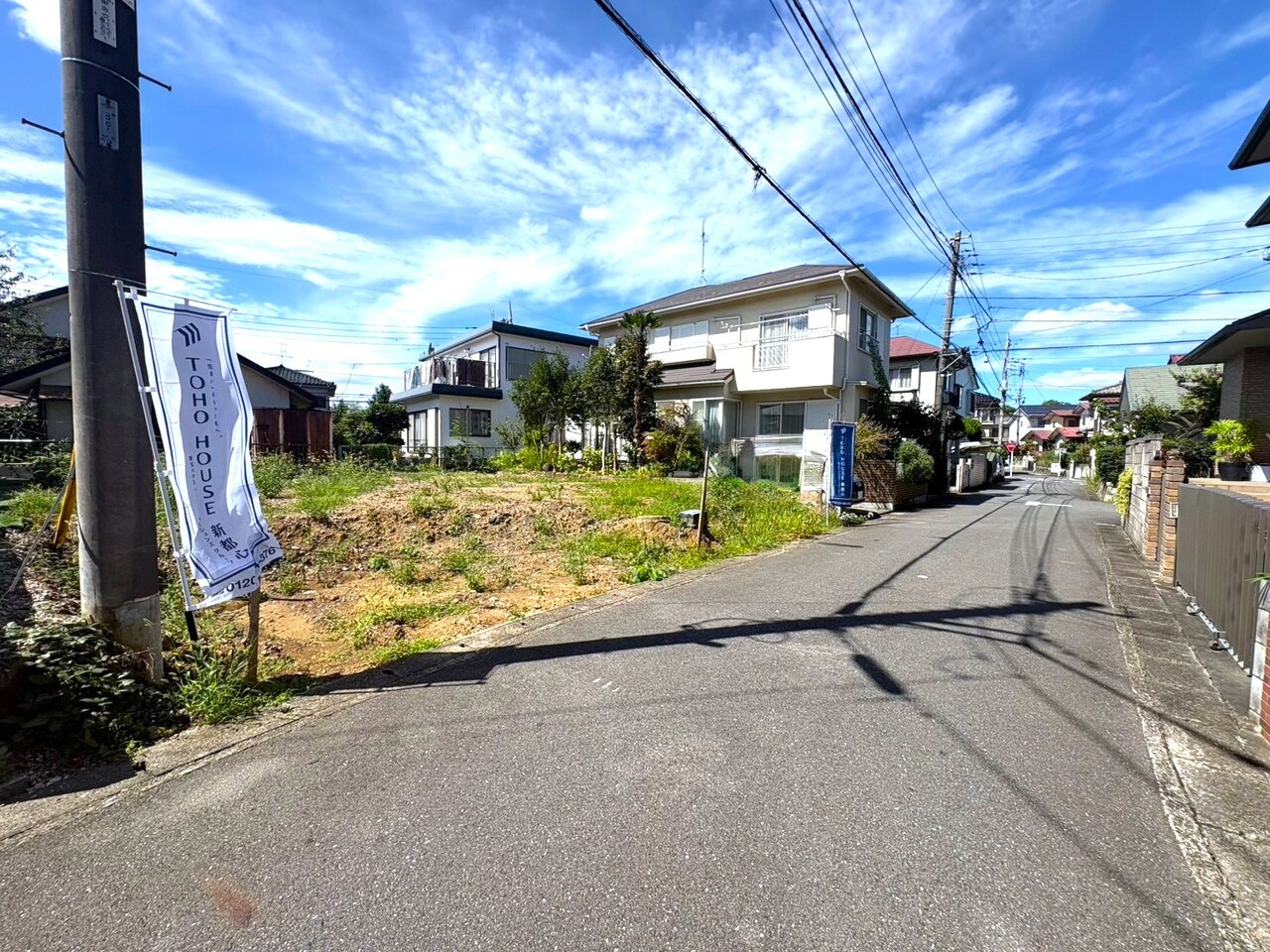 車通りの少ない道路に面した閑静な住宅街に位置してます。(令和8年9月 撮影)