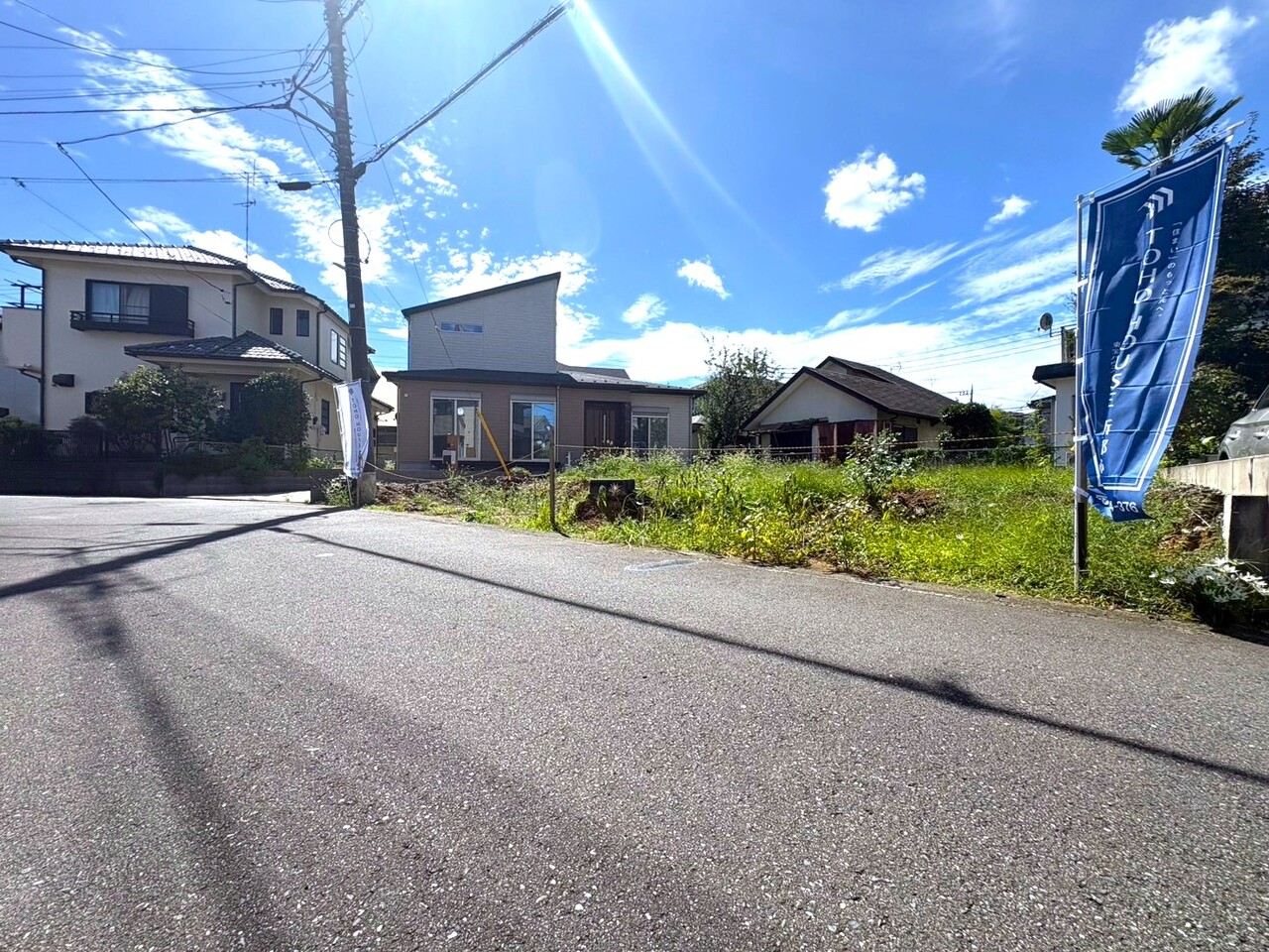 小学校まで400ｍ徒歩5分。通学するお子様がいらっしゃるご家族も安心の立地。(令和8年9月 撮影)