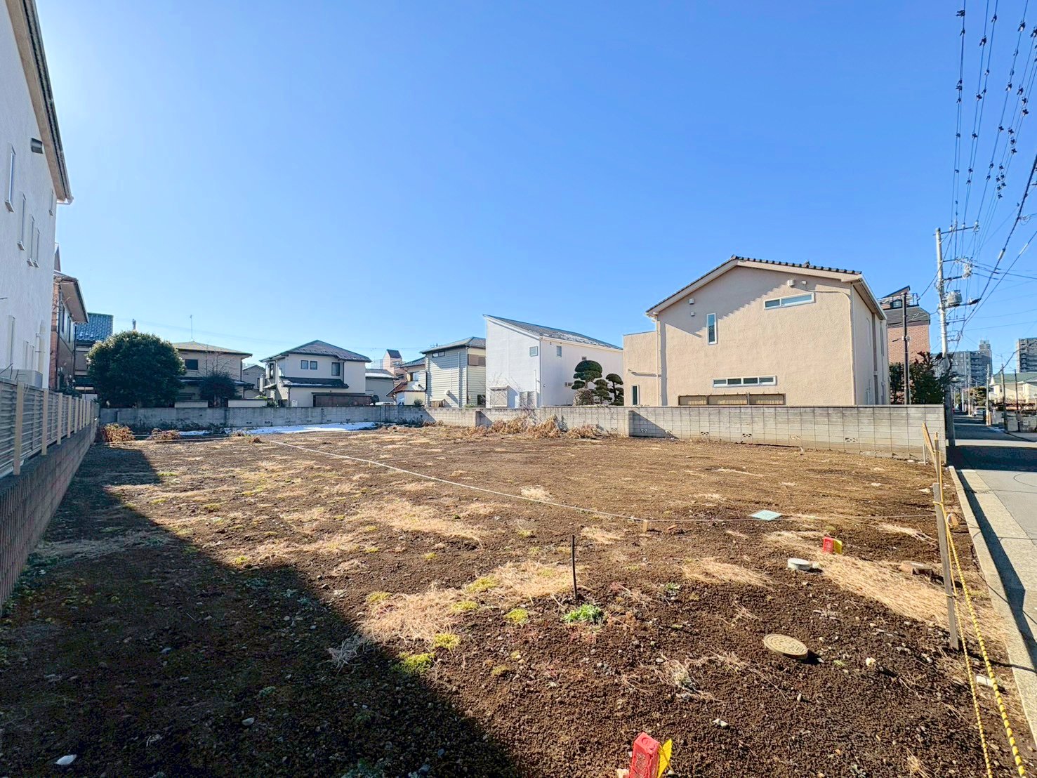 スーパーやコンビニなどが徒歩圏内にあり、買い物に便利な住環境です。