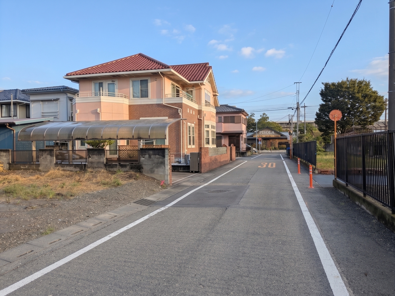 スーパー、ドラッグストアまで約450m内で買い物便利な住環境です。(令和8年10月撮影)
