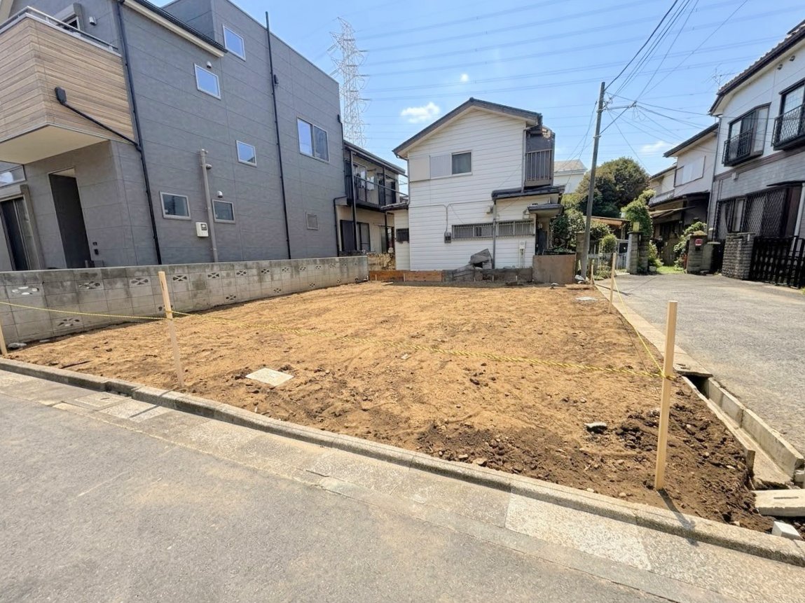開放感のある角地につき陽当り良好です。(令和8年10月撮影)