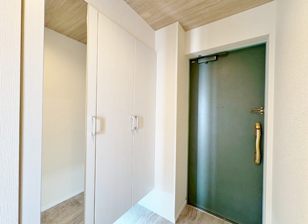 鏡も付いているので、外出前の身支度チェックもできますね。