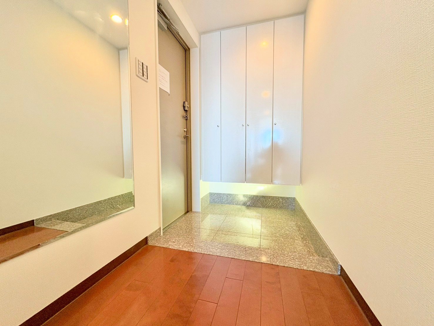 ドアを開けた瞬間、そのきらびやかさに感動する空間。