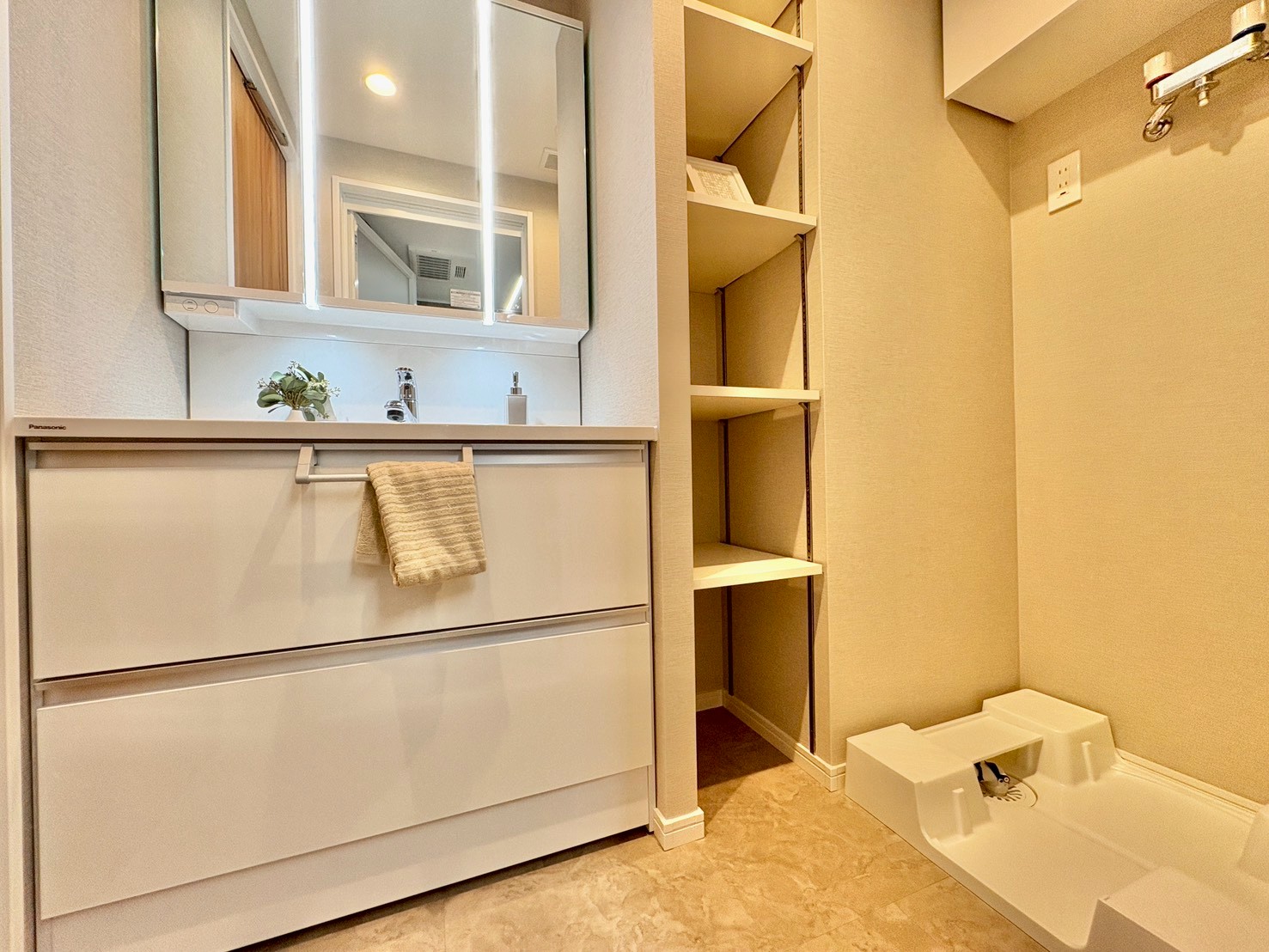 大きく見やすい三面鏡で清潔感ある洗面台。