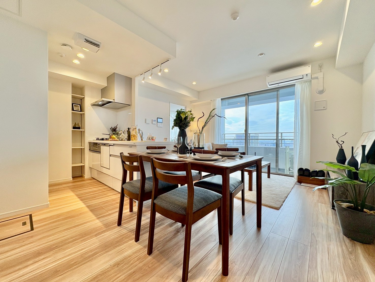 室内には豊かな陽光が注ぎ込み、爽やかな住空間を演出。