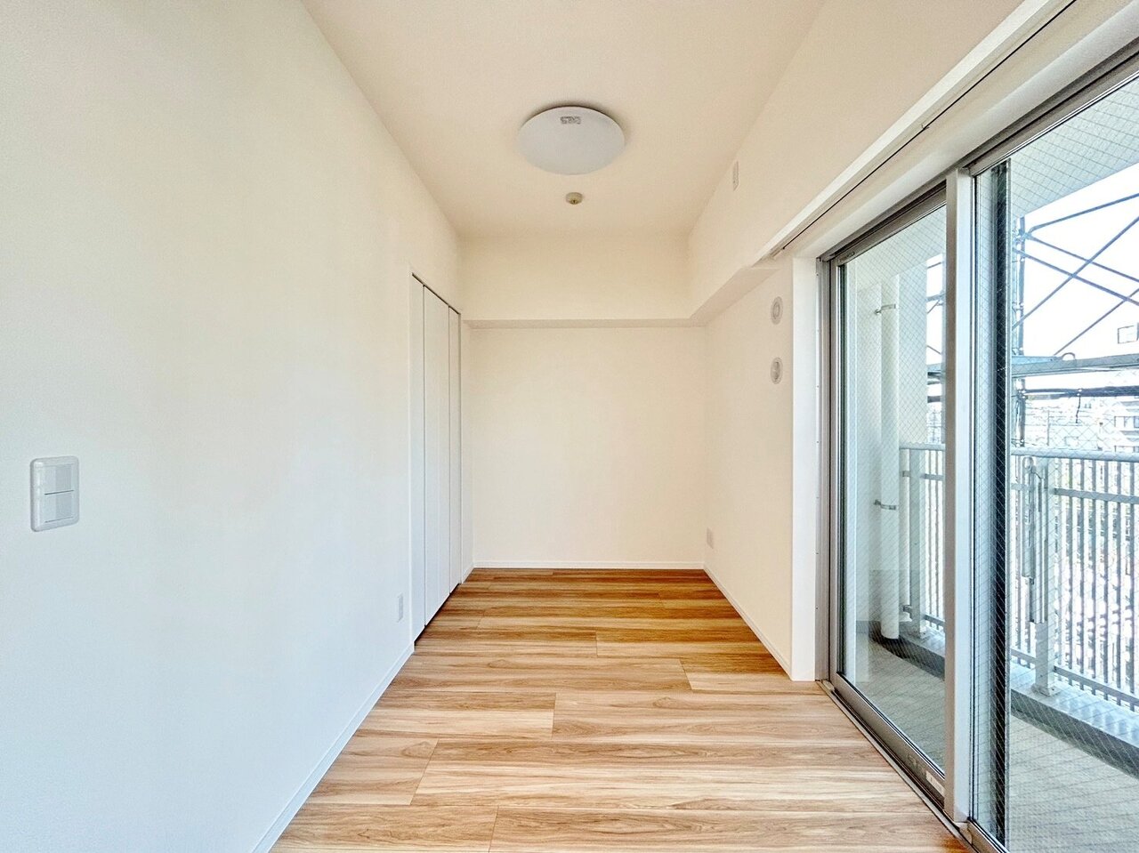 バルコニーに面した開放的な洋室です。