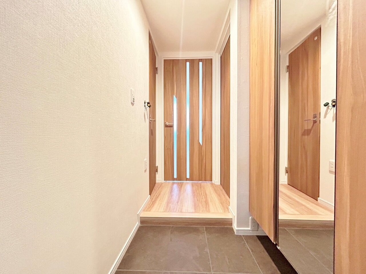 鏡も付いているので、外出前の身支度チェックもできますね。