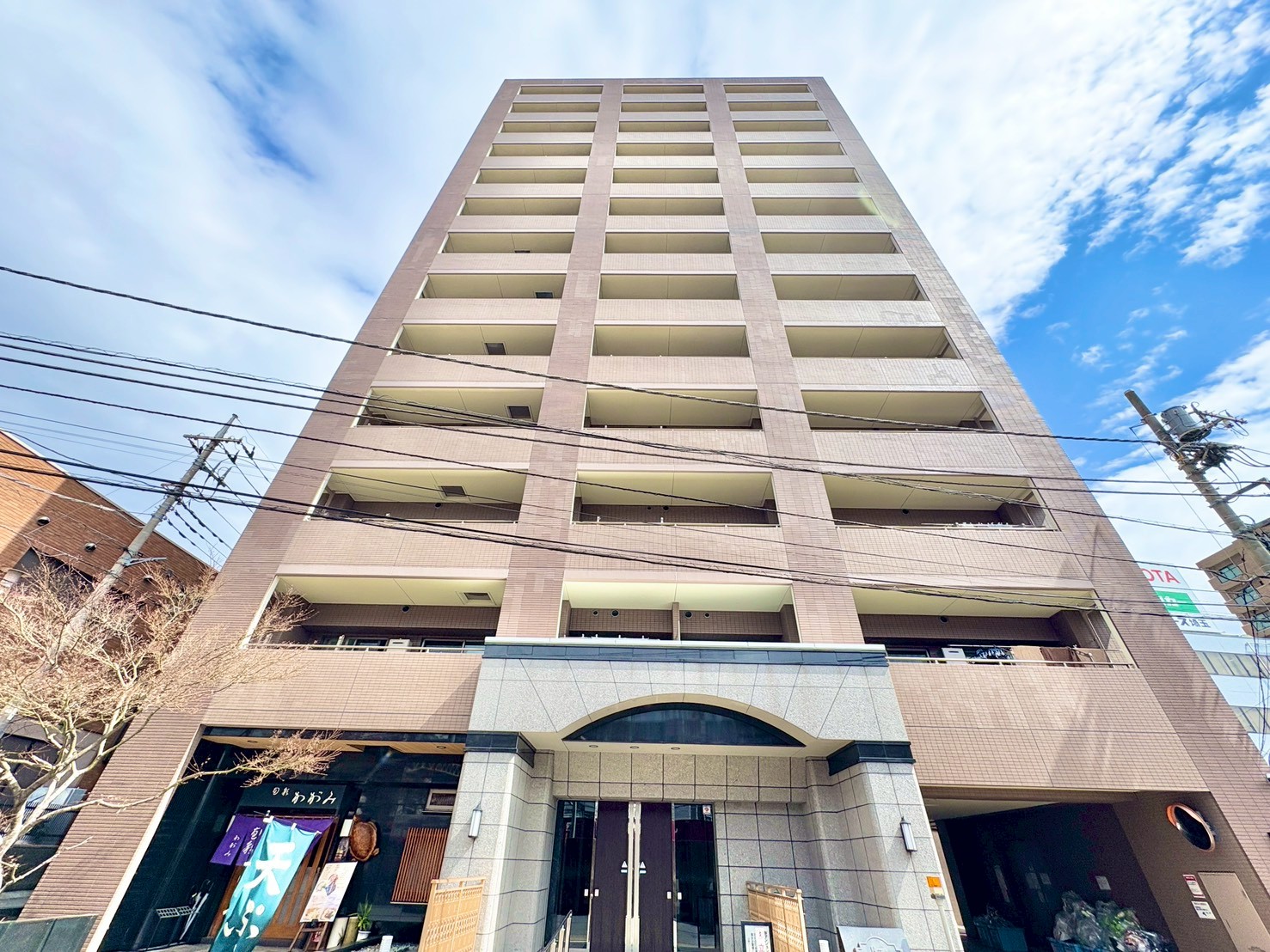 大宮駅から徒歩6分、駅や商業施設がすぐそばにあり、通勤や買物に便利な環境です。