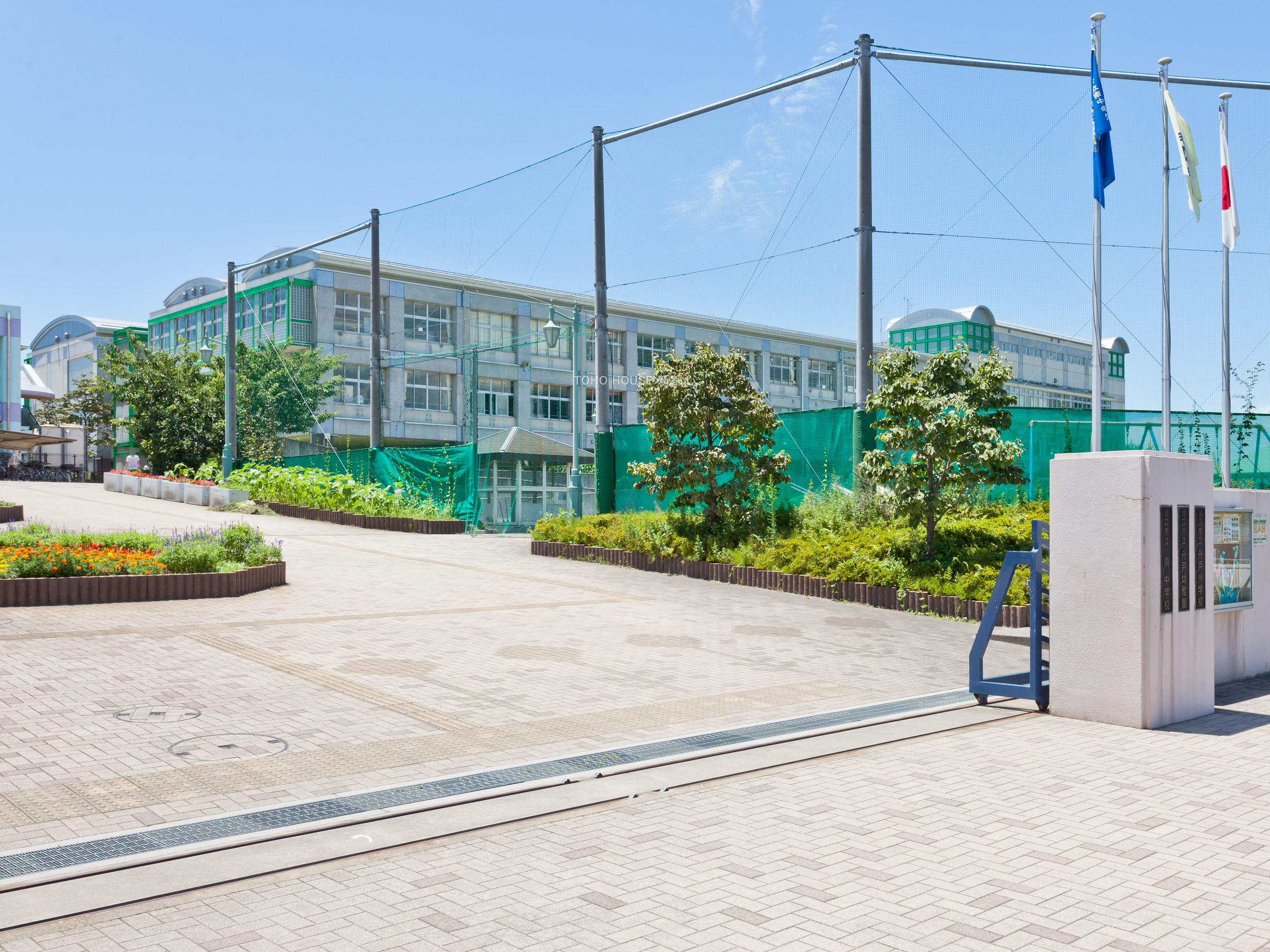 舟戸小学校まで約560m