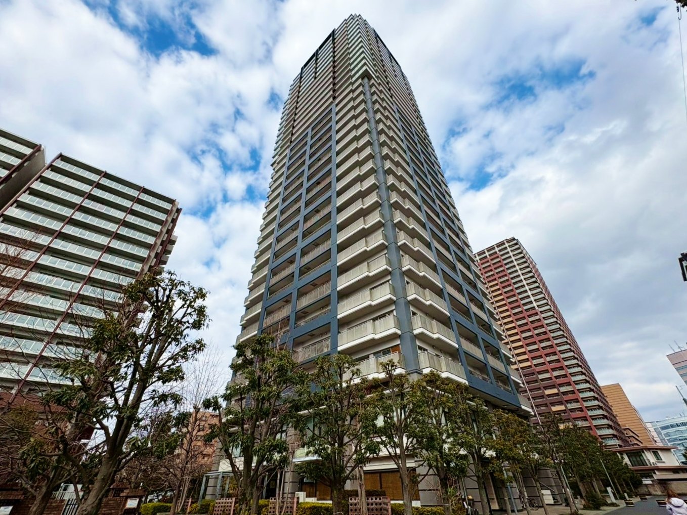 総戸数１８０戸、３２階建て３０階部分につき開放感のあるお住まいです。