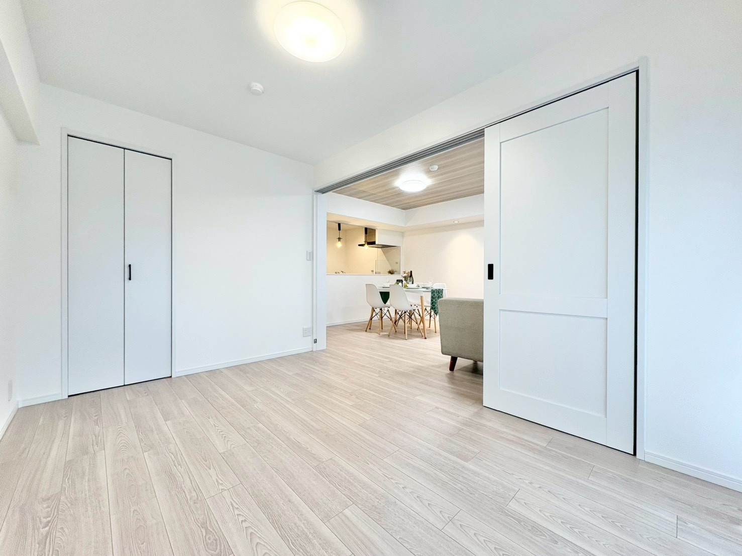 ひとつながりの空間になる、LDKと続き間居室のある間取り。