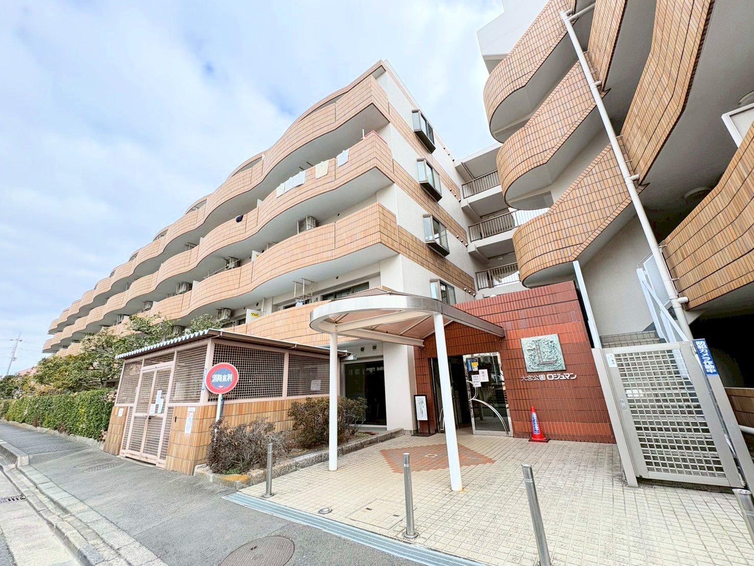 大宮公園駅まで徒歩11分、土呂駅まで徒歩13分の立地です。