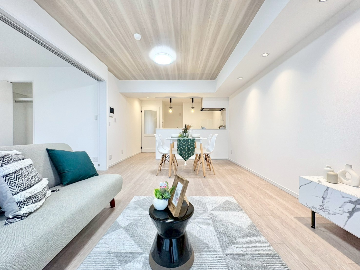 室内には豊かな陽光が注ぎ込み、爽やかな住空間を演出。