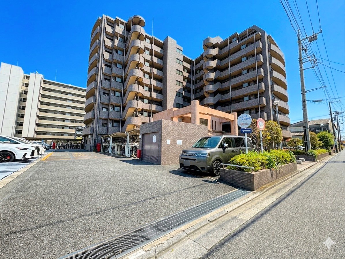 駐車場の空き状況については担当にお問い合わせください。