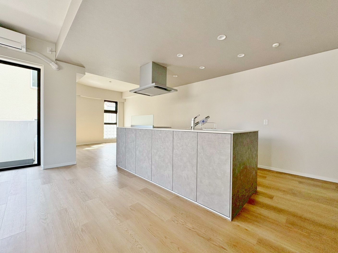 キッチンはアイランド型を採用することで動線の良いつくり。