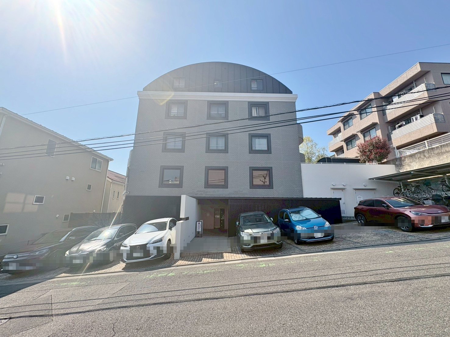 2路線利用可能、南浦和駅まで徒歩11分の立地です。5階建て2階部分、総戸数15戸のメゾネットタイプ。