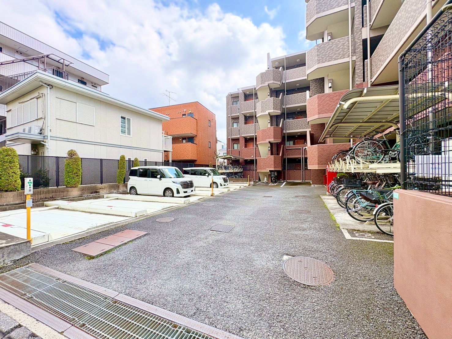 駐車場の空き状況はご確認ください。