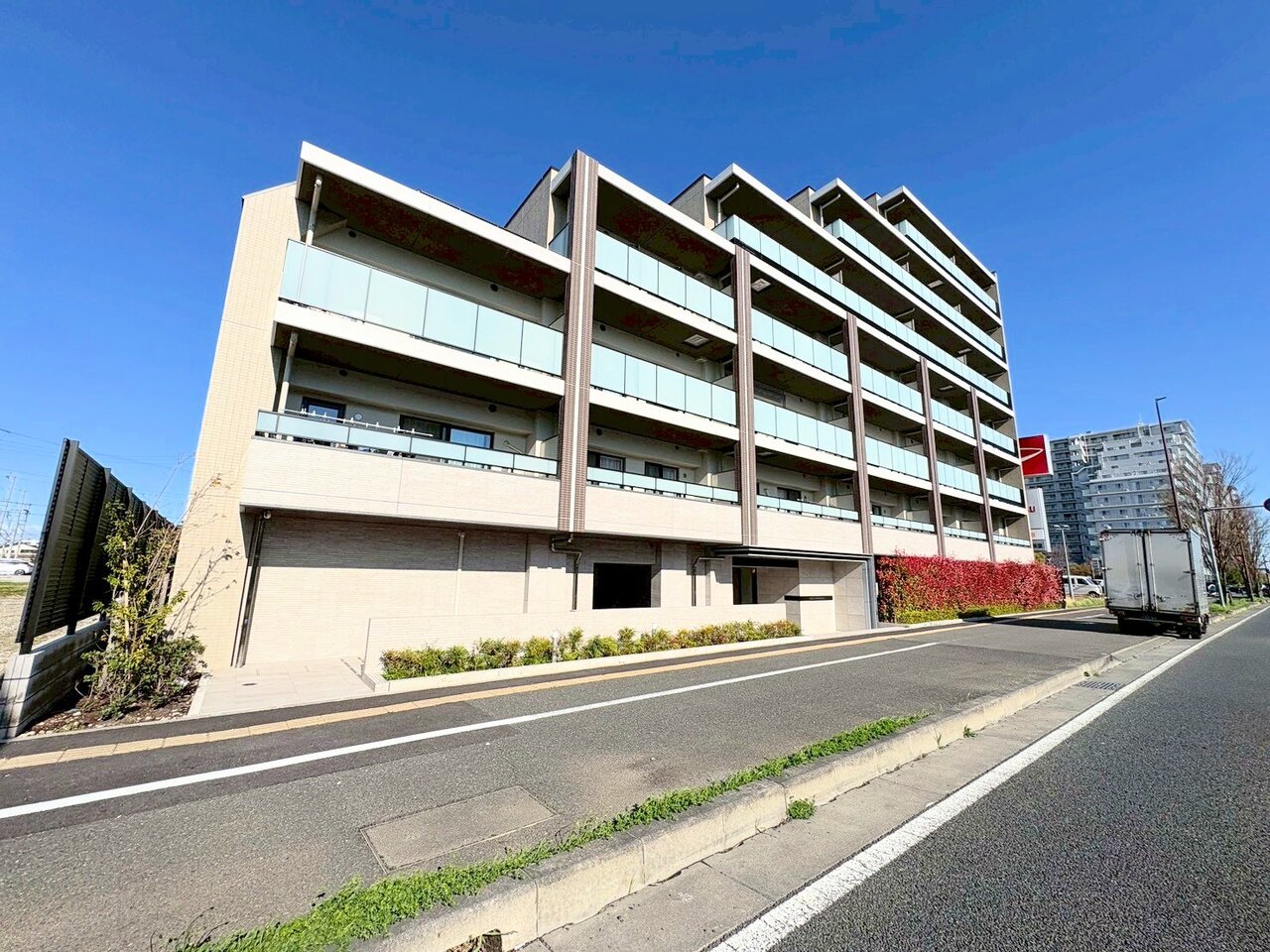 浦和美園駅まで徒歩9分の立地です。2024年8月築の南東向きのお住まい。