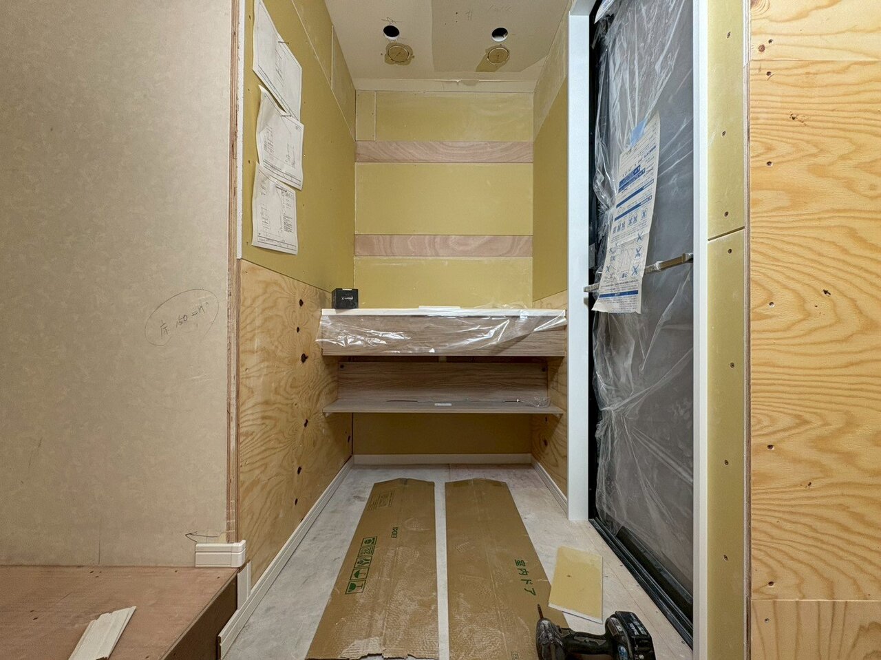 洗面化粧台は新規取り換えされます。