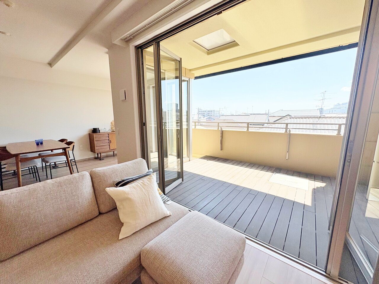 開け放った窓から春の風を感じられます。