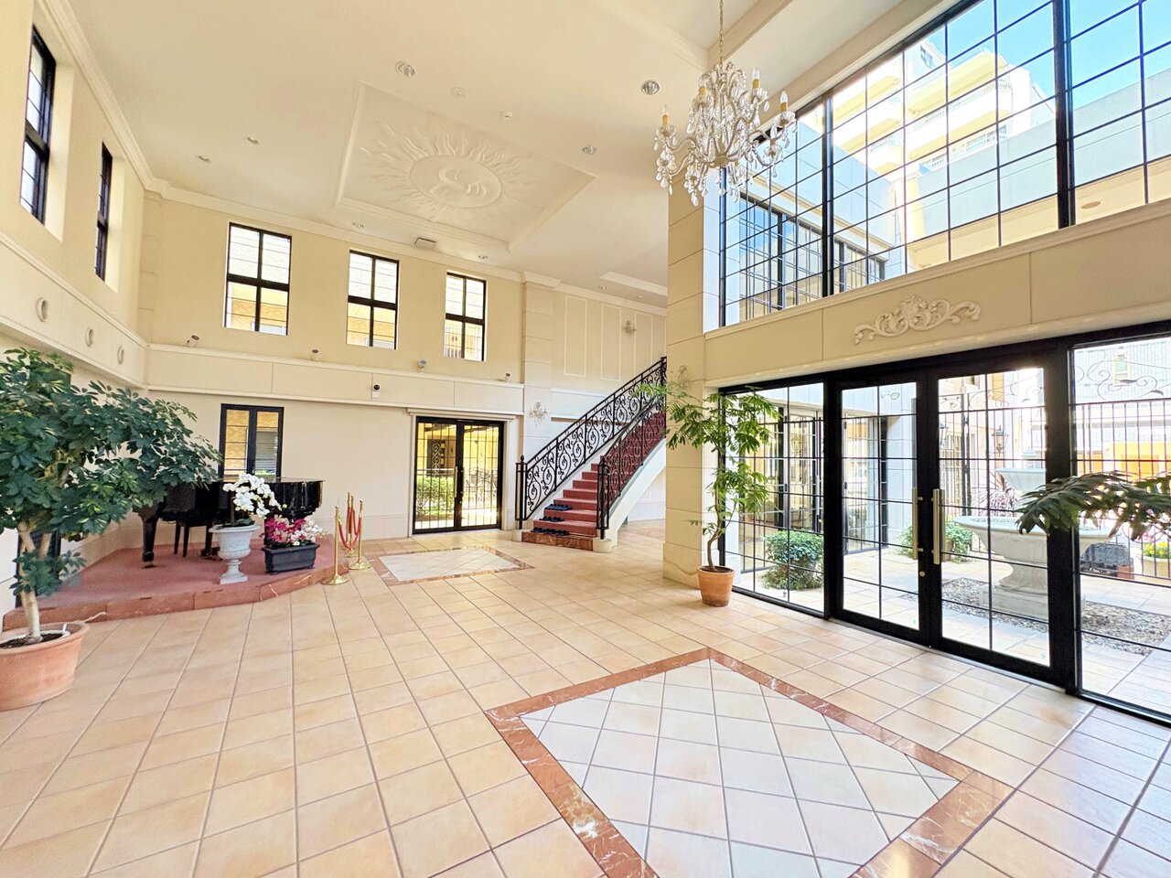 訪れた人を魅了する広々としたエントランスホール。
